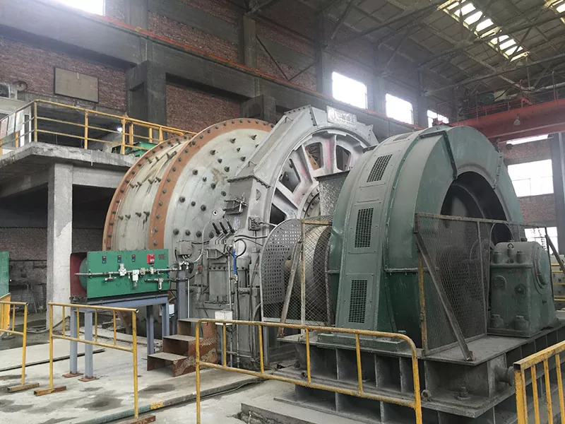 Semi autogenous mill